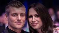 Jessica Kroos, ini dia pendamping setia gelandang elegan Madrid Toni Kroos. Berpacaran cukup lama, keduanya baru menikah pada 2015 silam Instagram @jessica_kroos)