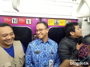 Ke Tanah Abang, Anies Naik KRL dari Stasiun Kebayoran