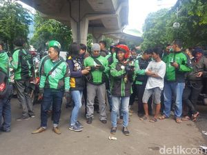 Driver Ojek Online Padati Lokasi Kecelakaan Metromini di Kebayoran