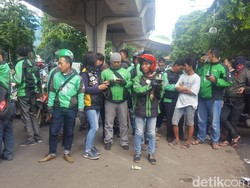 Driver Ojek Online Padati Lokasi Kecelakaan Metromini di Kebayoran