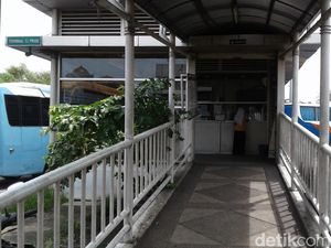 Ngeri! CCTV Rekam Percobaan Perampokan di Halte TransJ