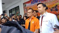 Ekspresi Dingin Tio Pakusadewo Jadi Tersangka Kasus Narkoba
