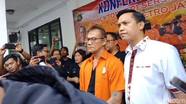 Ekspresi Dingin Tio Pakusadewo Jadi Tersangka Kasus Narkoba