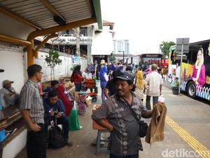 Foto: Trotoar Stasiun Tanah Abang yang Kembali Ditempati PKL