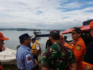 Tim Penyelam Cari Penumpang Kapal Tenggelam di Danau Cirata Tim Penyelam Cari Penumpang Kapal Tenggelam di Danau Cirata