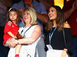 Wanita sebelah kanan itu adalah pacar Gareth Bale, Emma Rhys-Jones, yang sudah memberinya dua anak. (Clive Rose/Getty Images)
