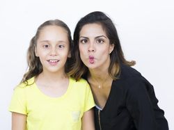 Aksi Kocak Ibu Ganggu Anaknya yang Lagi Serius Nyanyi