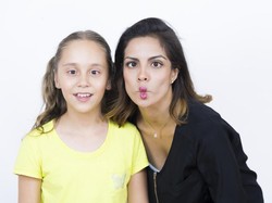 Aksi Kocak Ibu Ganggu Anaknya yang Lagi Serius Nyanyi