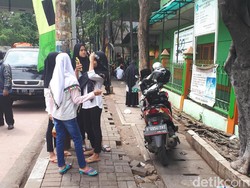 Orang Tua Murid Tetap ke SMPN 32 Meski Pembagian Rapor Ditunda