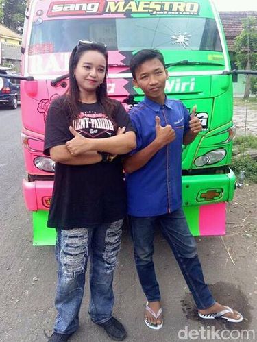 Kisah Umik, Ibu 8 Anak yang Bekerja Sebagai Sopir Dump Truk