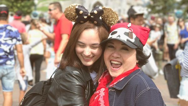 Pesan Cinta Sandi Uno Sampai Chelsea Islan di Hari Ibu