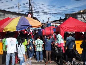 Pejalan Kaki Keluhkan Penyeberangan di Tanah Abang yang Sempit Pejalan Kaki Keluhkan Penyeberangan di Tanah Abang yang Sempit