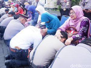 Diwarnai Tangisan Haru, Puluhan Polisi Banjarnegara Basuh Kaki Ibu Diwarnai Tangisan Haru, Puluhan Polisi Banjarnegara Basuh Kaki Ibu