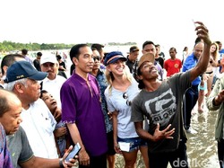 Gaya Santai Jokowi di Pantai Kuta: Nyeker dan Diajak Foto Turis