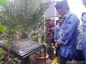 Saat Sandi Menatap Prasasti RPTRA yang Diresmikan Ahok