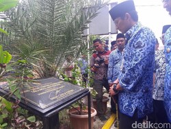 Saat Sandi Menatap Prasasti RPTRA yang Diresmikan Ahok