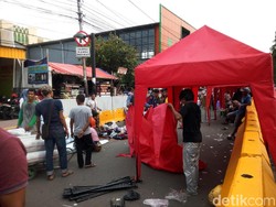 Pedagang Mulai Bongkar Tenda di Depan Stasiun Tanah Abang