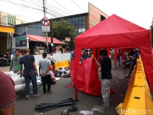 Pedagang Mulai Bongkar Tenda di Depan Stasiun Tanah Abang Pedagang Mulai Bongkar Tenda di Depan Stasiun Tanah Abang