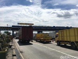 Mata Langit Awasi Contraflow Tol Jakarta-Cikampek
