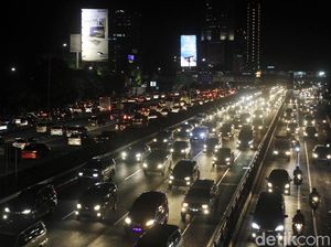 Jelang Tengah Malam, Lalin Tol Dalam Kota Arah Ancol Masih Macet Jelang Tengah Malam, Lalin Tol Dalam Kota Arah Ancol Masih Macet