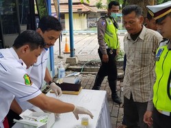 Polisi Gresik Tes Urine Pengemudi Truk dan Bus, Satu Orang Positif