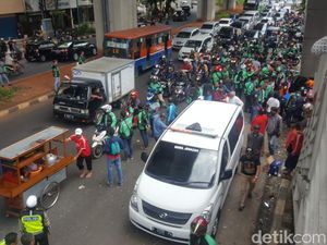 Video: Metromini Tabrak Pemotor di Flyover Kebayoran Baru