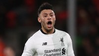 Alex Oxlade-Chamberlain juga menjadi pemain yang kurang beruntung untuk bisa tampil di Piala Dunia. Ia mengalami cedera lutut saat membela Liverpool, meski tampil apik sepanjang musim. (Foto: Catherine Ivill/Getty Images)