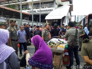Ke Trotoar Lagi, Emak-emak PKL Tanah Abang Semprot Satpol PP