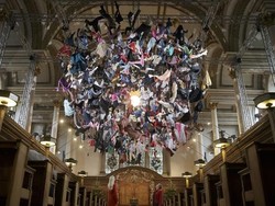 Unik Banget! Instalasi dari Baju Bekas Pengungsi Digantung di Gereja