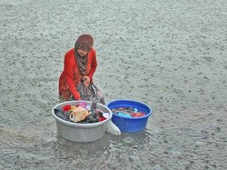 Bakti Ibu Tak Kenal Waktu dan Cuaca demi Keluarga