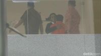Momen Pelukan Setya Novanto dan Sang Putra di Gedung KPK