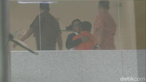 Momen Pelukan Setya Novanto dan Sang Putra di Gedung KPK