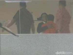 Momen Pelukan Setya Novanto dan Sang Putra di Gedung KPK