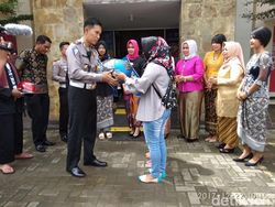 Hari Ibu, Polisi: Ibu-ibu Jangan Sein ke Kiri tapi Belok Kanan Ya!