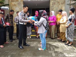 Hari Ibu, Polisi: Ibu-ibu Jangan Sein ke Kiri tapi Belok Kanan Ya!