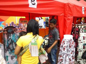 PKL Mulai Tempati Tenda di Jalan Depan Stasiun Tanah Abang PKL Mulai Tempati Tenda di Jalan Depan Stasiun Tanah Abang