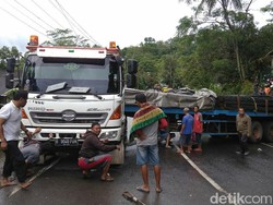 Macet karena Truk Melintang di Purworejo, Pengendara Parkir 10 Jam