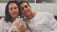 Sibuk sebagai pesepakbola tak membuat Paulo Dybala melupakan Hari Ibu. Penyerang Juventus itu mengunggah fotonya bersama sang mama di momen Hari Ibu yang di Argentina dirayakan pada Oktober. Foto: Instagram @paulodybala