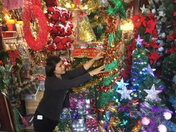 Pernak-pernik Natal di Medan Laris Manis Diserbu Pembeli