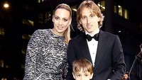Vanja Modric berstatus sebagai istri Luka Modric setelah keduanya menikah tahun 2010. Mereka sudah dikaruniai tiga orang anak. (Foto: Instagram @lukamodric)