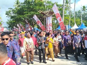 Jokowi Rayakan Hari Ibu di Pantai WTC Raja Ampat Jokowi Rayakan Hari Ibu di Pantai WTC Raja Ampat