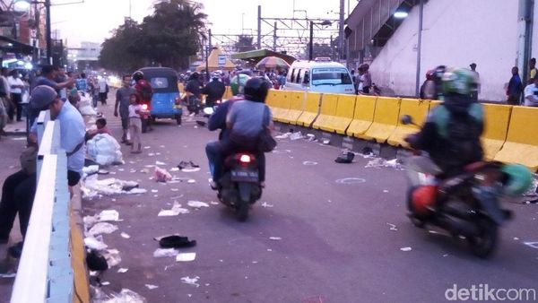 Foto: Mobil dan Motor Bisa Melintas di Depan Stasiun Tanah Abang
