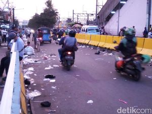Foto: Mobil dan Motor Bisa Melintas di Depan Stasiun Tanah Abang Foto: Mobil dan Motor Bisa Melintas di Depan Stasiun Tanah Abang