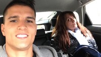 Pemain Tottenham Hotspur Erik Lamela terlihat kerap mengunggah foto kebersamaannya bersama sang ibu. Salah satu momen yang terekam adalah saat sang ibu menemani Lamela menjalani pemulihan cedera. Foto: Instagram @eriklamela