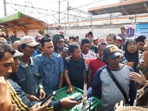 Satpol PP ke PKL Tanah Abang: Ayo Dukung Program Bagus Gubernur