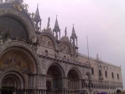 Melihat Alun-alun Venesia yang Punya Arsitektur Hebat