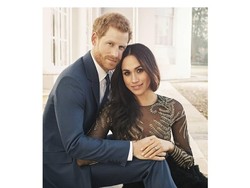 Mesranya Pangeran Harry dan Meghan Markle dalam Foto Pertunangan Resmi