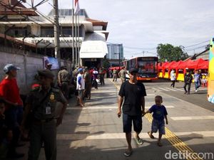 Satpol PP Turun Tangan, PKL Pindah dari Trotoar Stasiun Tanah Abang