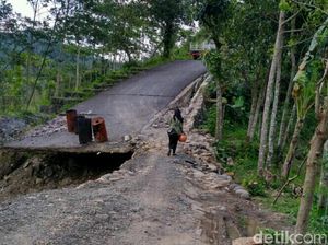Jalan Amblas, Akses Warga di Banjarnegara Terputus Jalan Amblas, Akses Warga di Banjarnegara Terputus