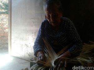 Puluhan Ibu di Ponorogo Gotong Royong Jadi Perajin Caping